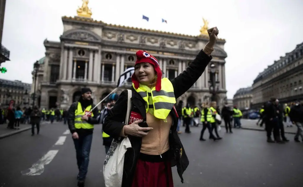 I gilet gialli manifestano contro il caro carburante imposto dal presidente Macron (Ansa)