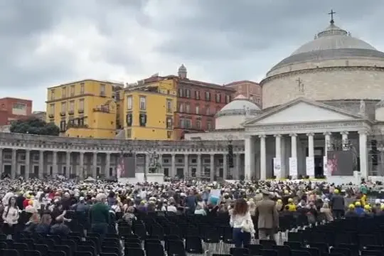 Napoli, in piazza Plebiscito Morricone e Carosone aspettando il Papa