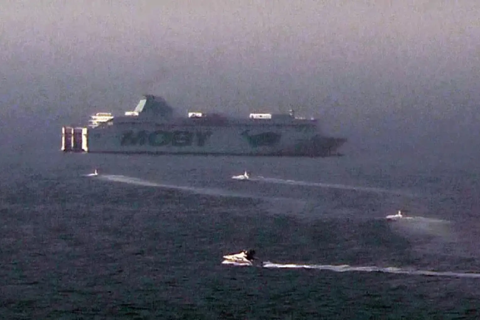 La nave nel Golfo di Napoli (Ansa)