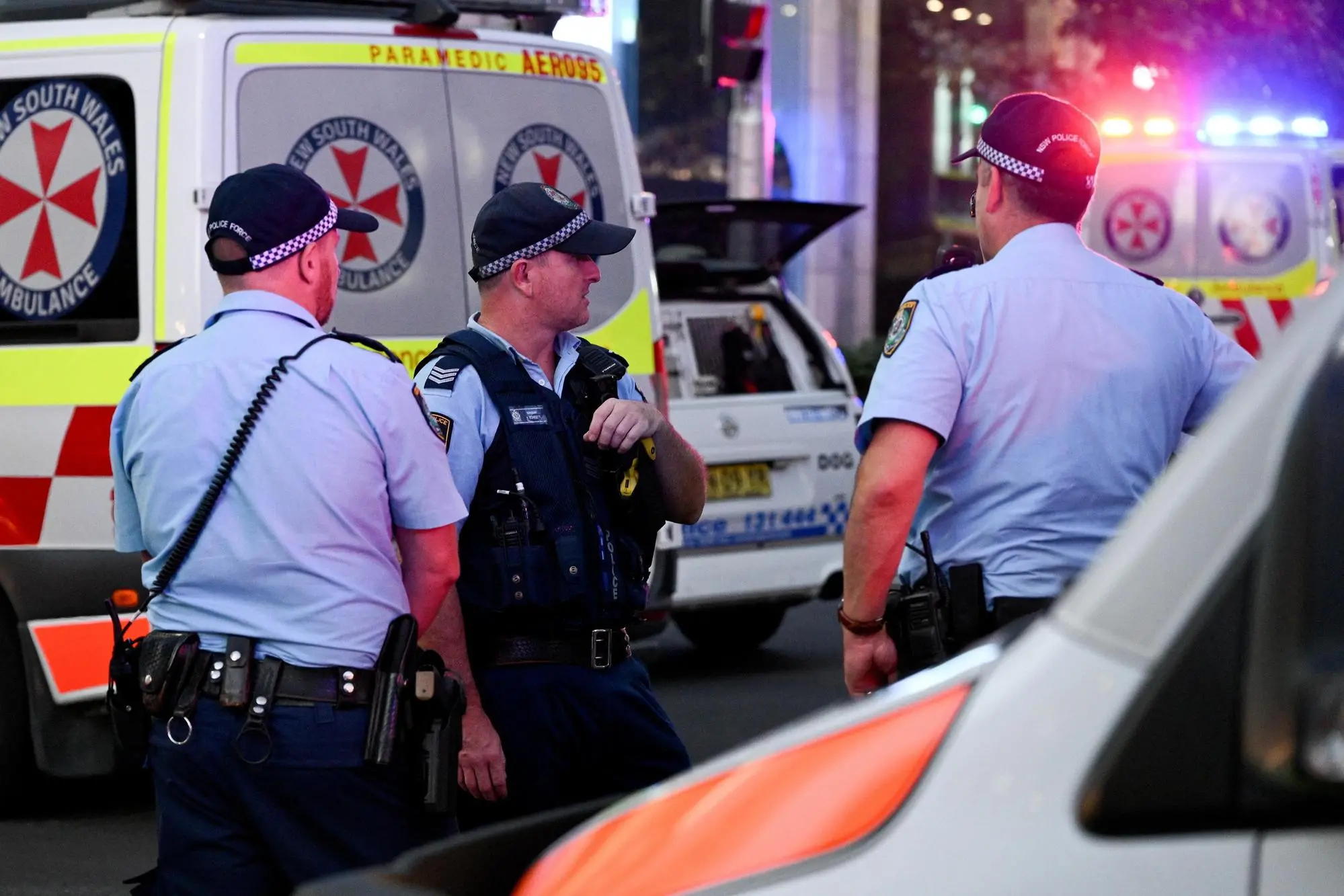 Polizia e soccorritori a Sydney (foto Ansa/Epa)