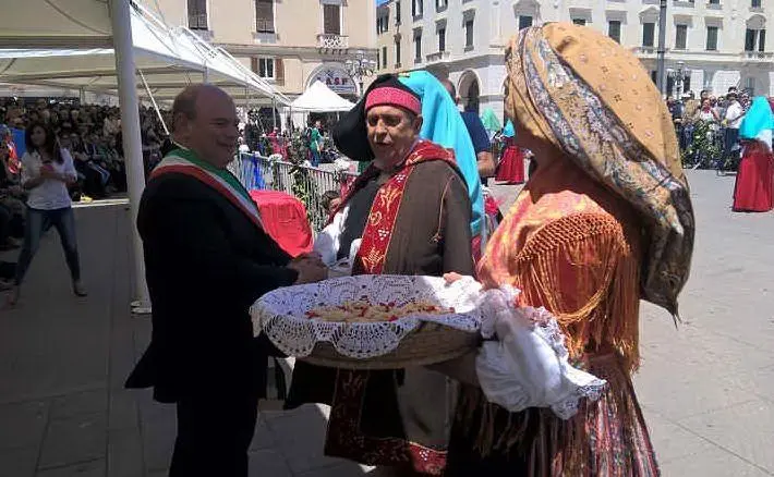 Una coppia in abito tradizionale