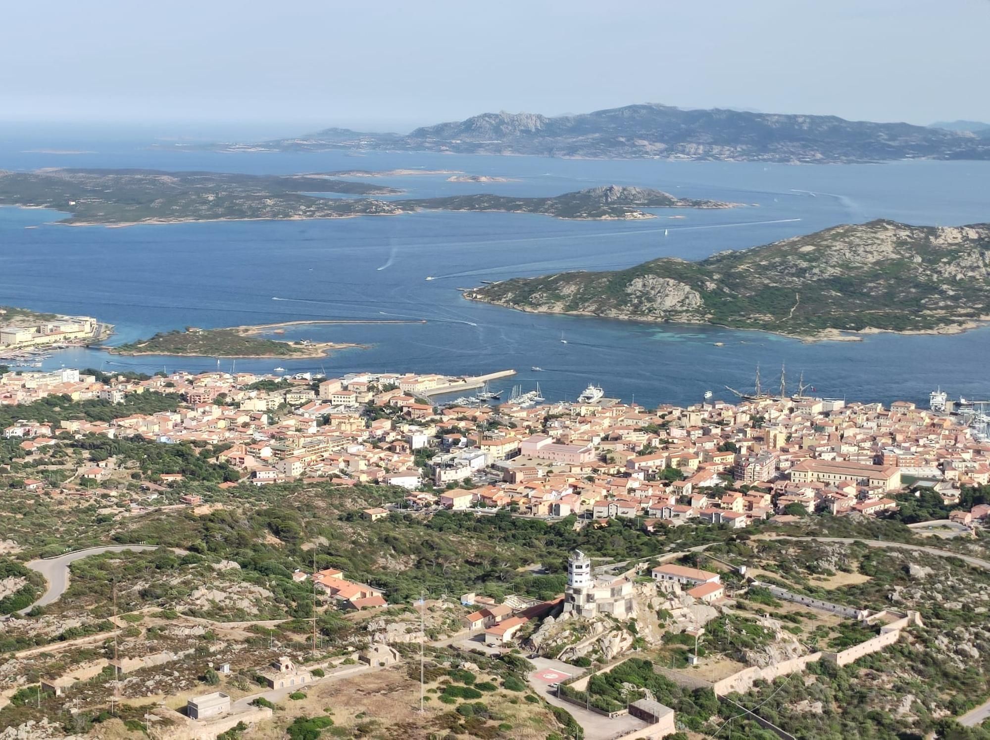 18-11-2022_la_maddalena__incontro_tra_assessore_ed_estensore_del_piano_strategico_di_sviluppo_turistico.html