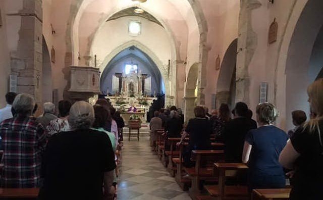L'interno della chiesa (foto Orbana)