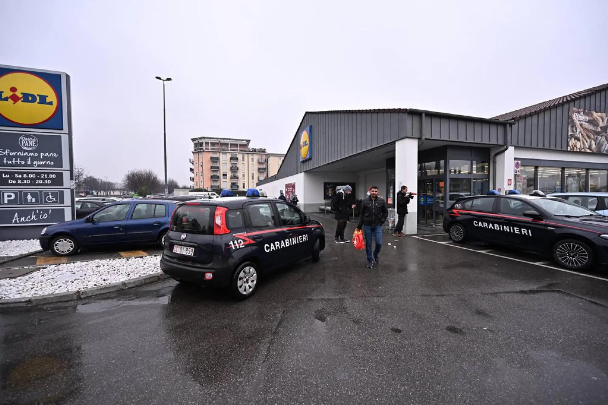 I carabinieri nel parcheggio del supermercato Lidl di via Lombardia, a Seriate, in provincia di Bergamo, dove una donna di 39 anni è stata accoltellata al culmine di una lite da un uomo, 06 gennaio 2025. ANSA/ MICHELE MARAVIGLIA