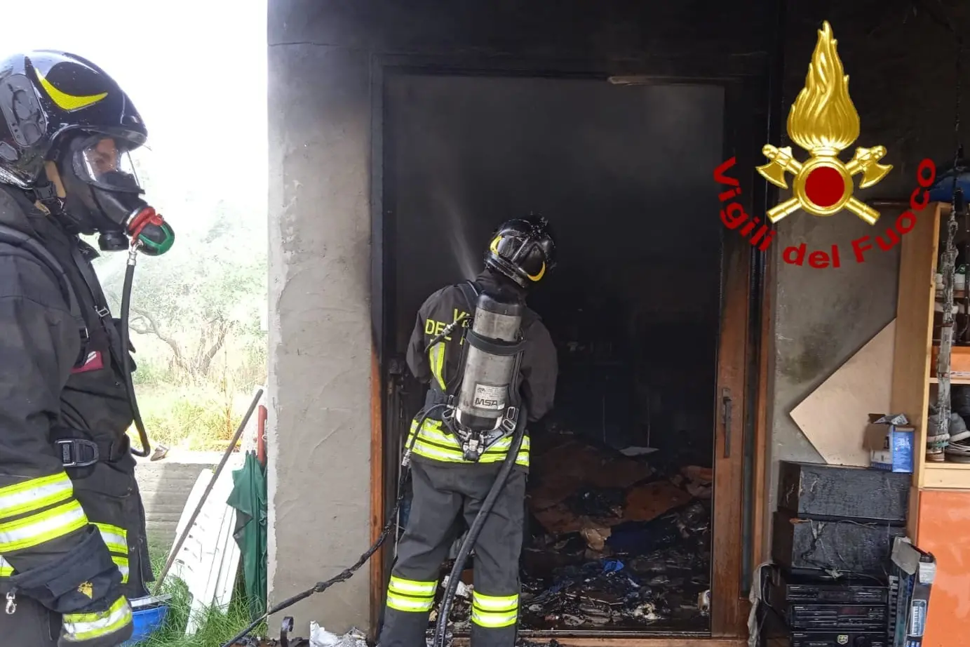 Il garage incendiato a Olbia (foto vigili del fuoco)