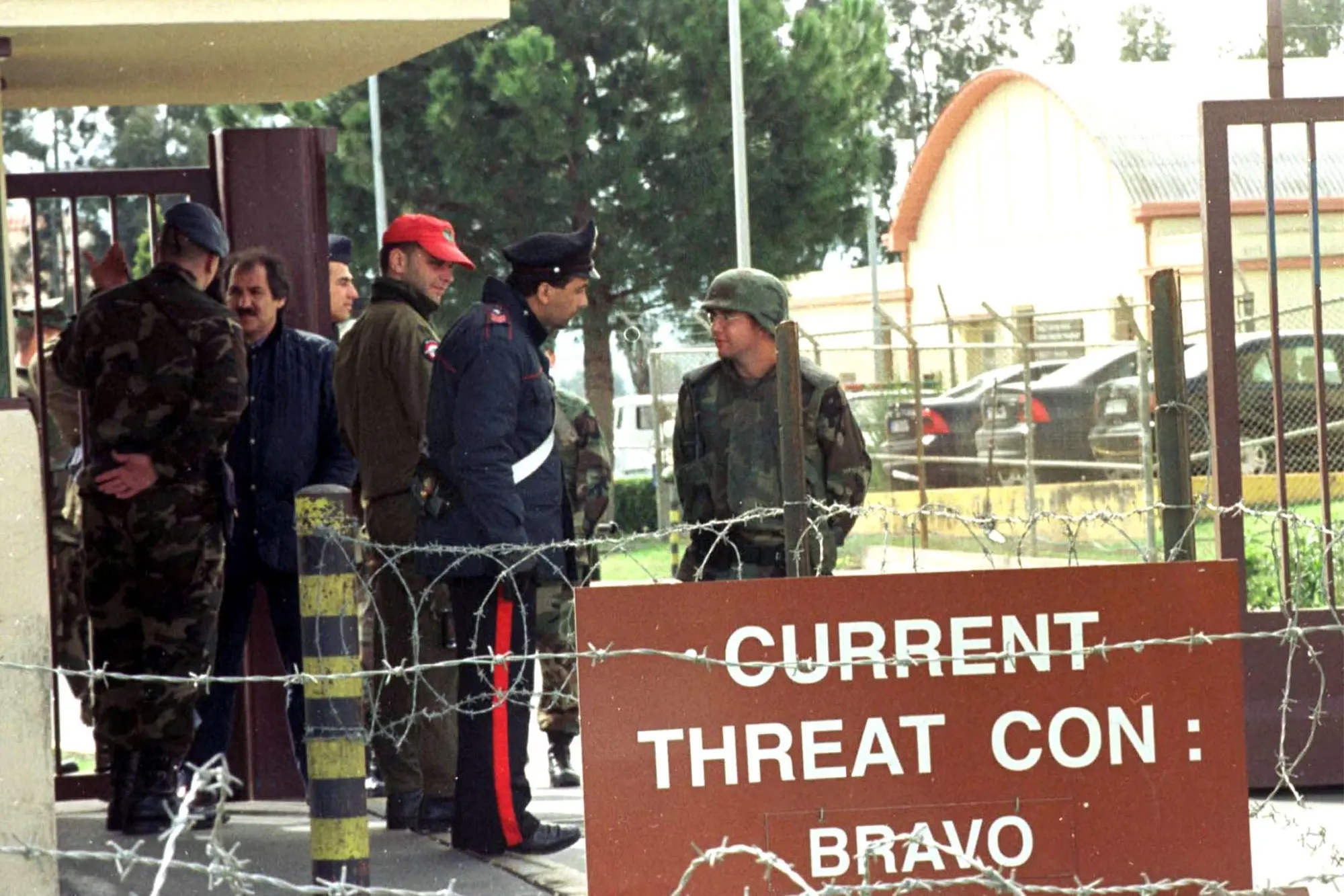 Miltari ripresi nella base di Sigonella. In basso, il cartello che indica il livello di allerta ''Bravo''. ANSA ALBERTO LANCIA