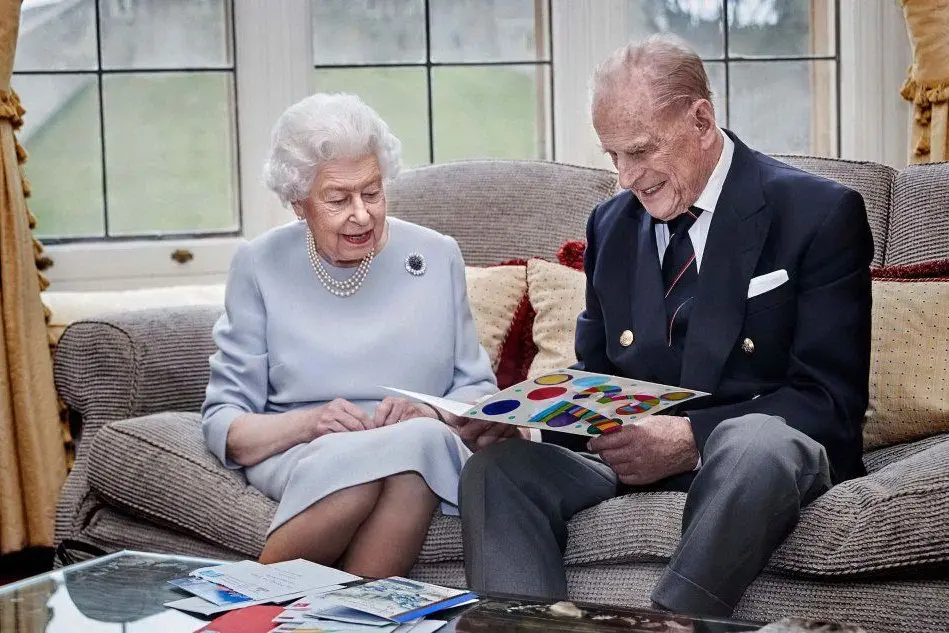 La regina Elisabetta e il principe Filippo festeggiano 73 anni di matrimonio (foto Twitter, The Royal Family - Getty)