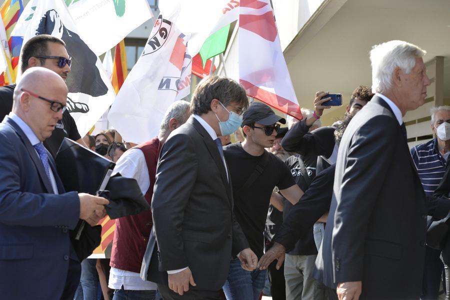 L'arrivo di Puigdemont in Tribunale (Ansa)