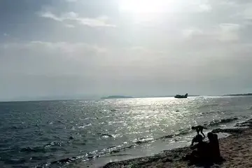 Fiamme a San Gregorio, il Canadair si rifornisce davanti a Capitana