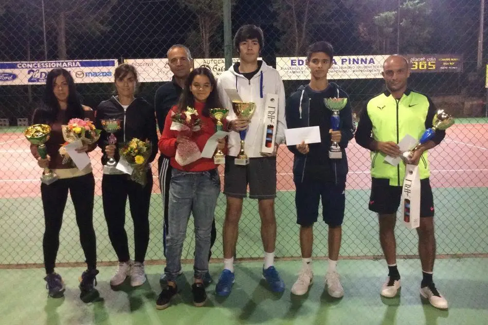 I vincitori del torneo col presidente del Tc Sporting Iglesias, Elio Pili (Foto Vanna Chessa)