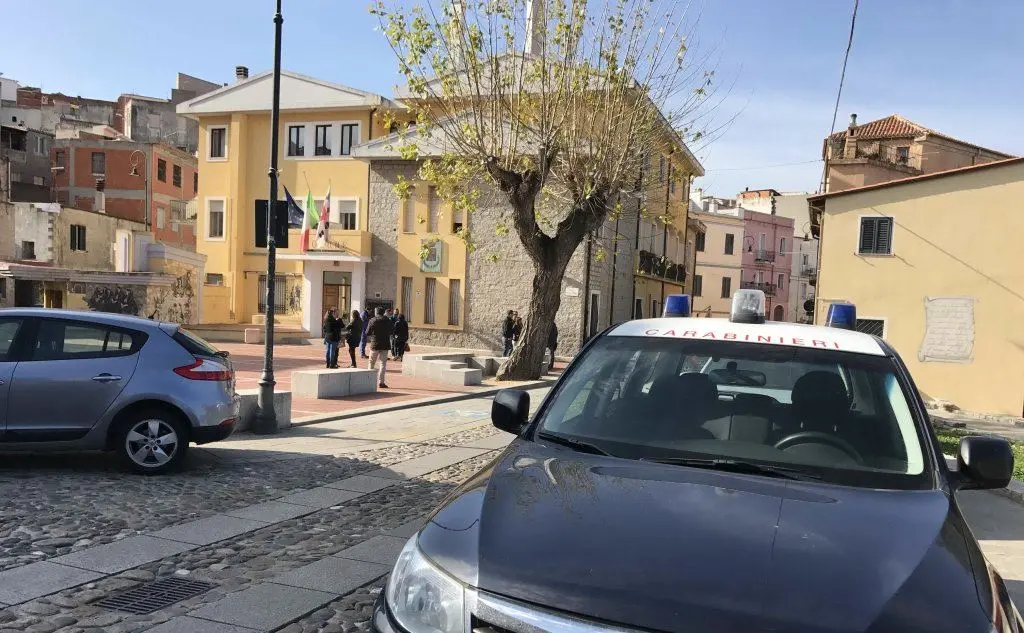 Auto dei carabinieri davanti al municipio di Oliena (foto Alessandro Pintus)