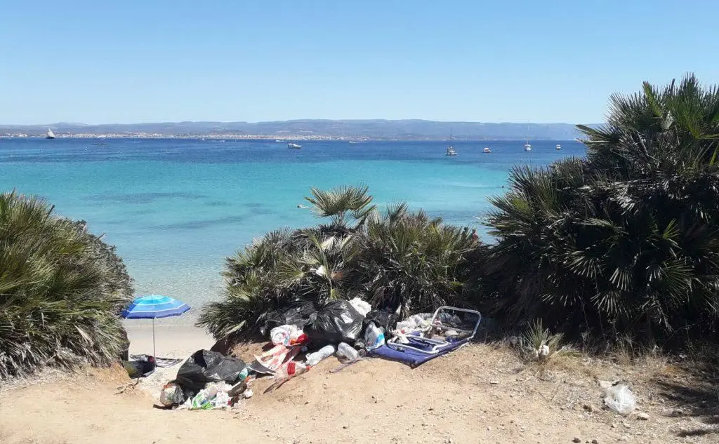 &quot;La bellezza di Alghero nella spiaggia de Il Lazzaretto rovinata dai soliti sporcaccioni&quot;. La foto è di Roberto da Settimo (23-08-2017)
