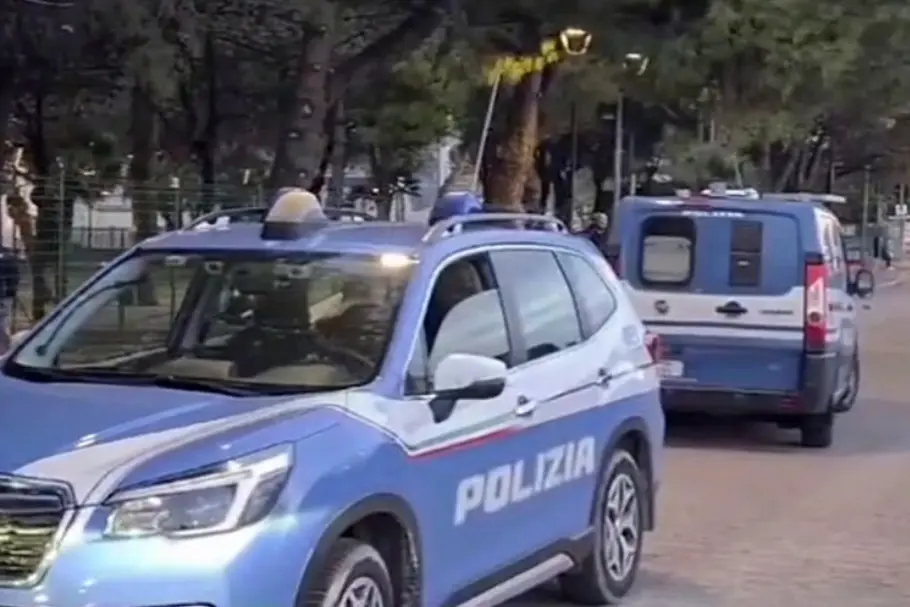 Controlli della polizia a Lampugnano (foto Ansa)