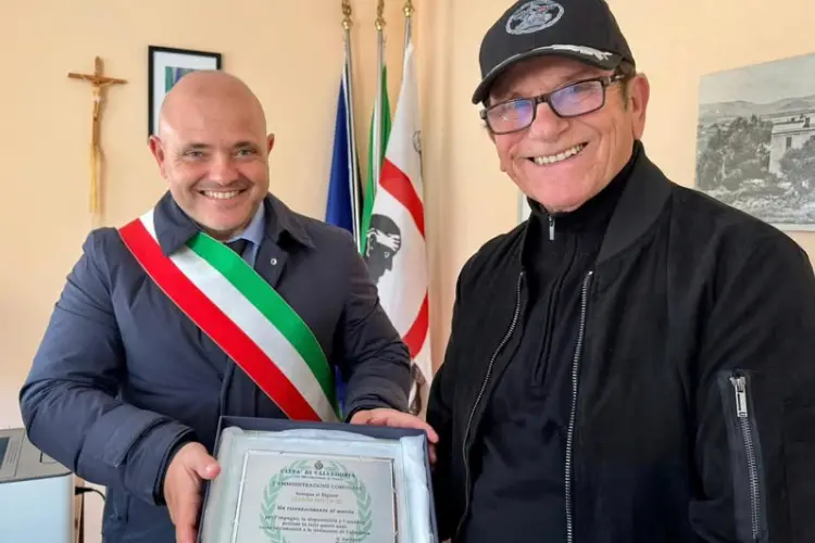 Il sindaco di Valledoria consegna la targa al merito (foto concessa)