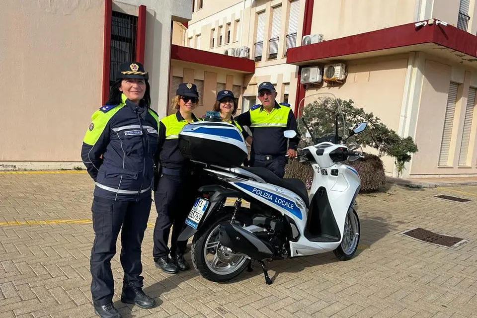 Gli agenti della polizia locale con uno de due nuovi motoveicoli (foto Murgana)