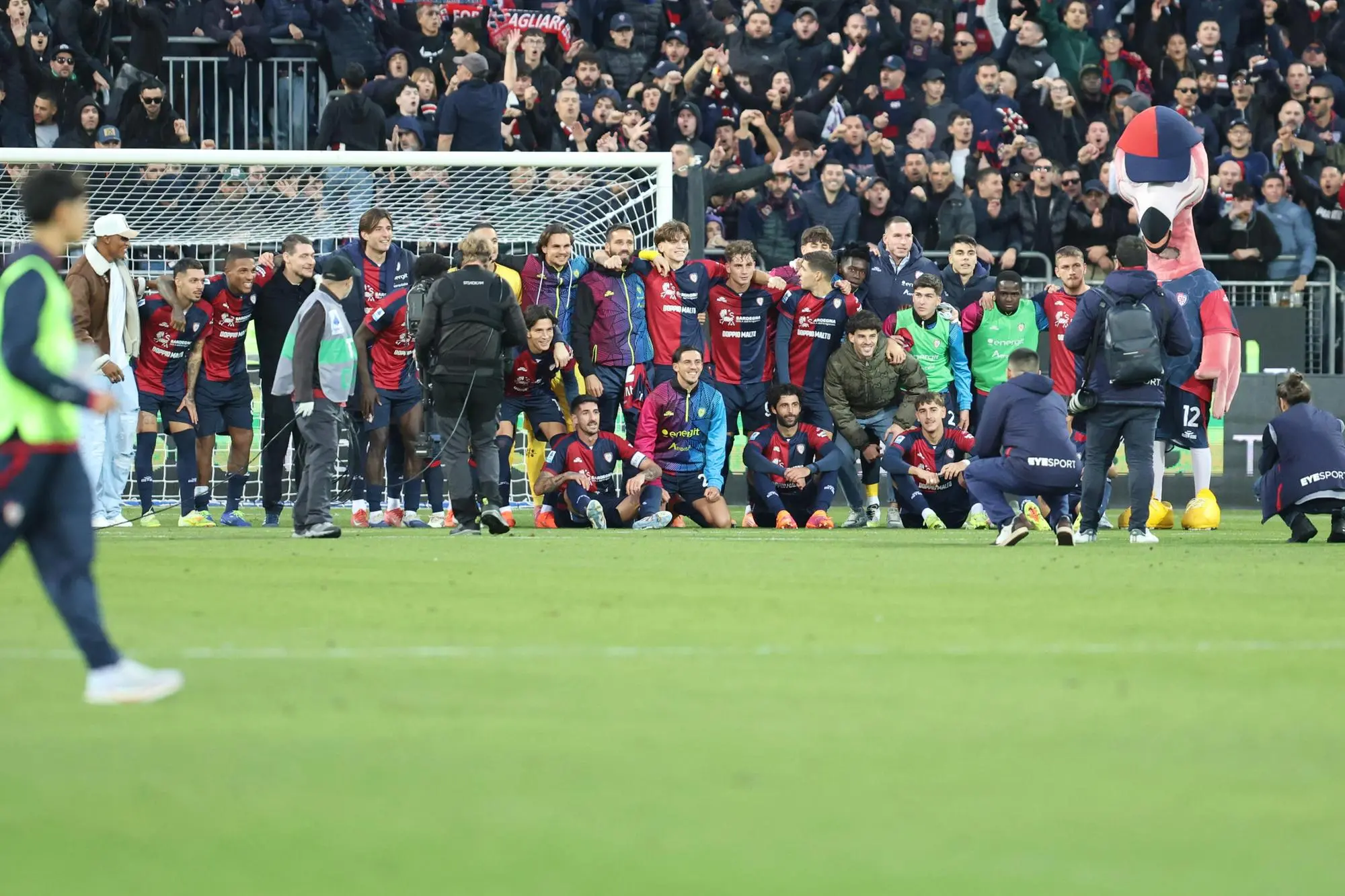 L'esultanza del Cagliari dopo la vittoria sulla Roma (foto Ansa)