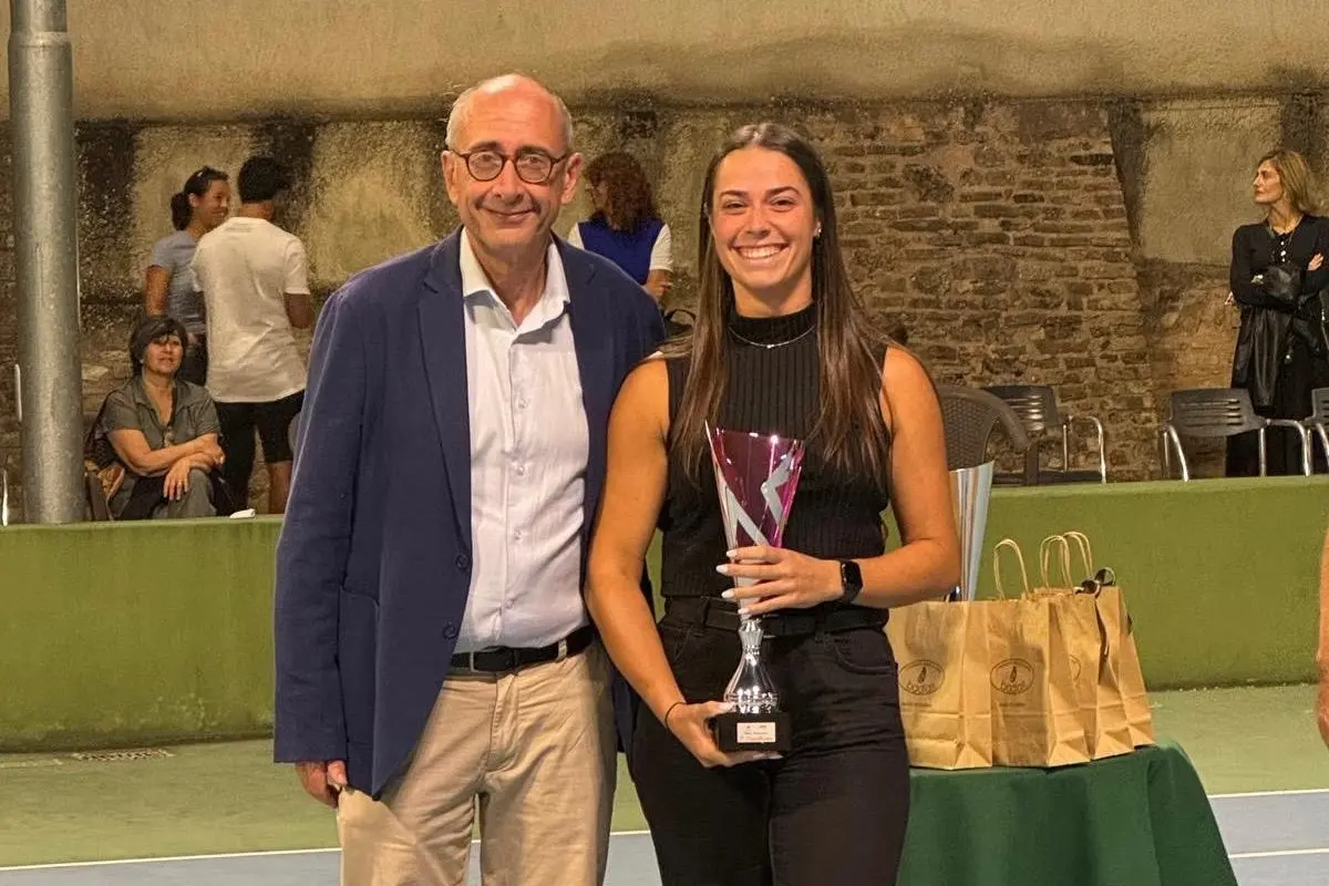 Anastasia Ogno premiata dal neopresidente della Fitp Umbria Maurizio Mencaroni (foto Antonio Burruni)