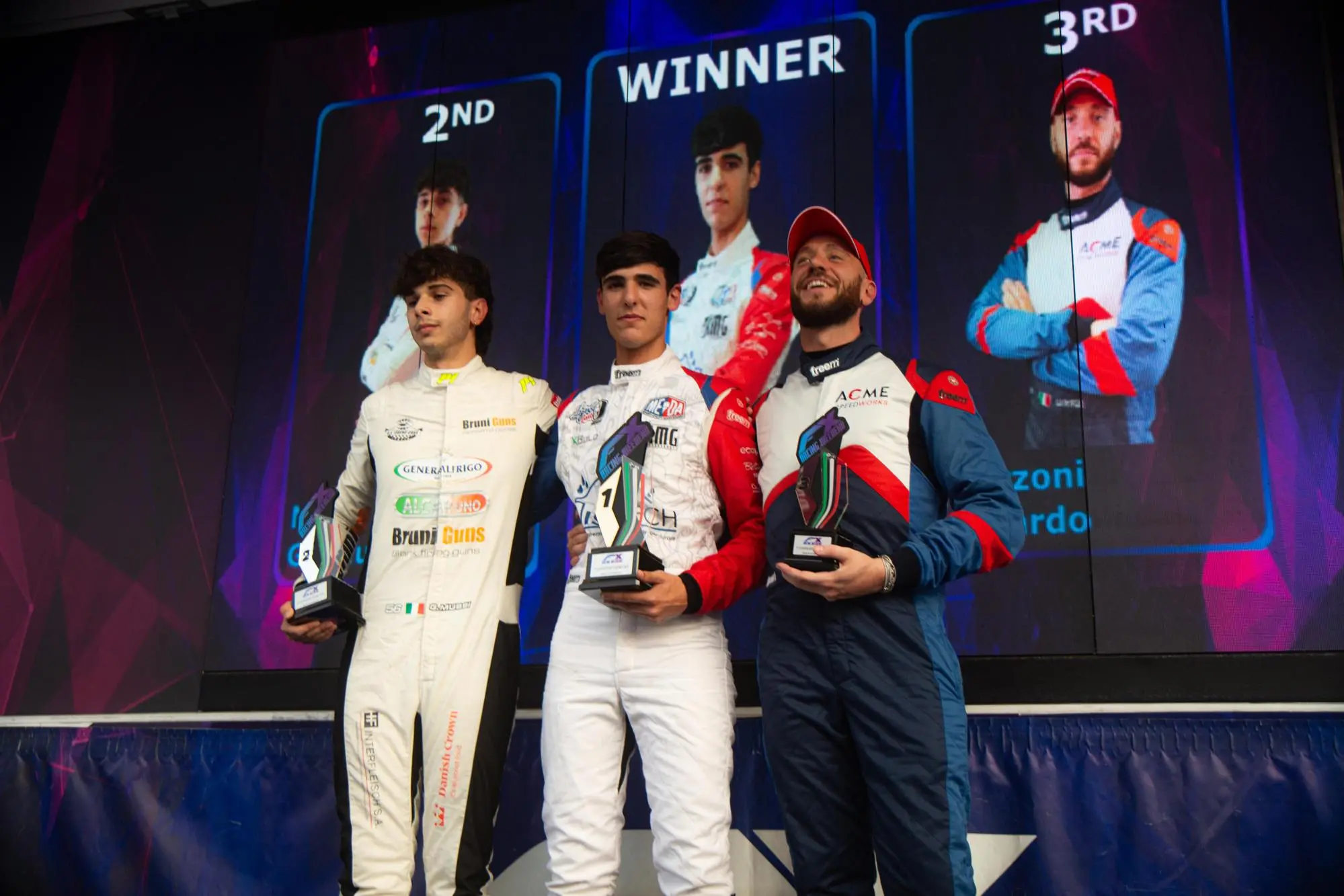 Il vincitore Giorgio Basoli sul podio del Mugello