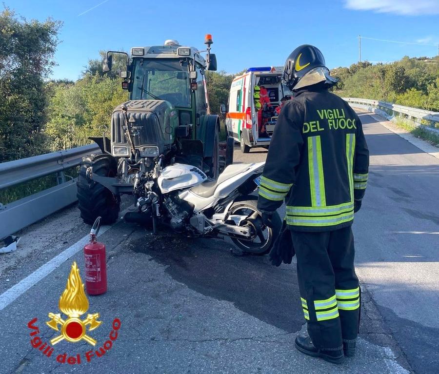 Trattore contro moto sulla sp24: centauro in ospedale