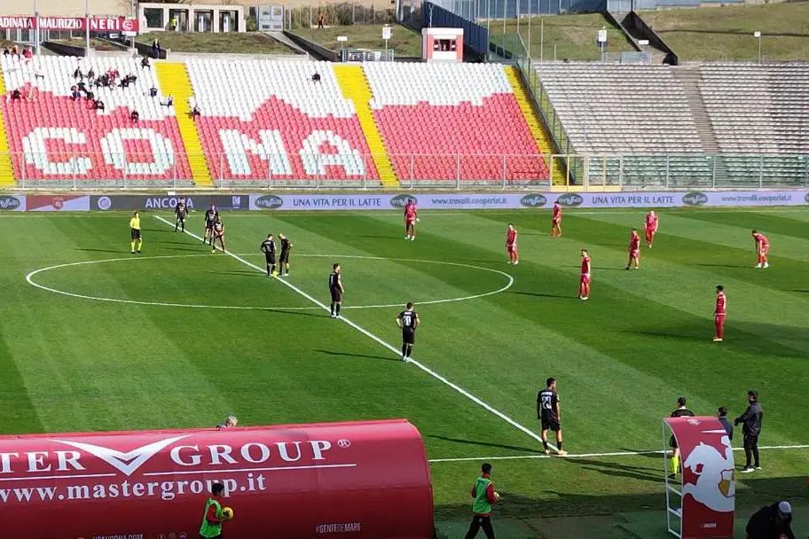 Il calcio d'inizio di Ancona-Olbia (foto Ilenia Giagnoni)