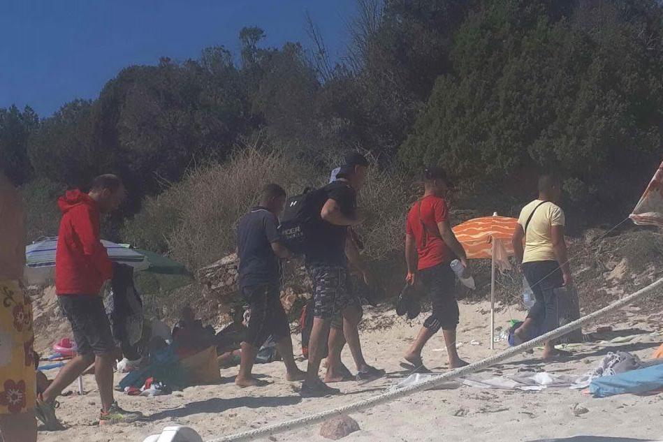 Tuerredda, i migranti sbarcano direttamente fra i bagnanti