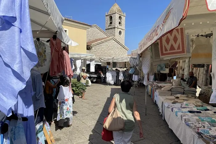 Arzachena, il mercatino (foto @ComunediArzachena)