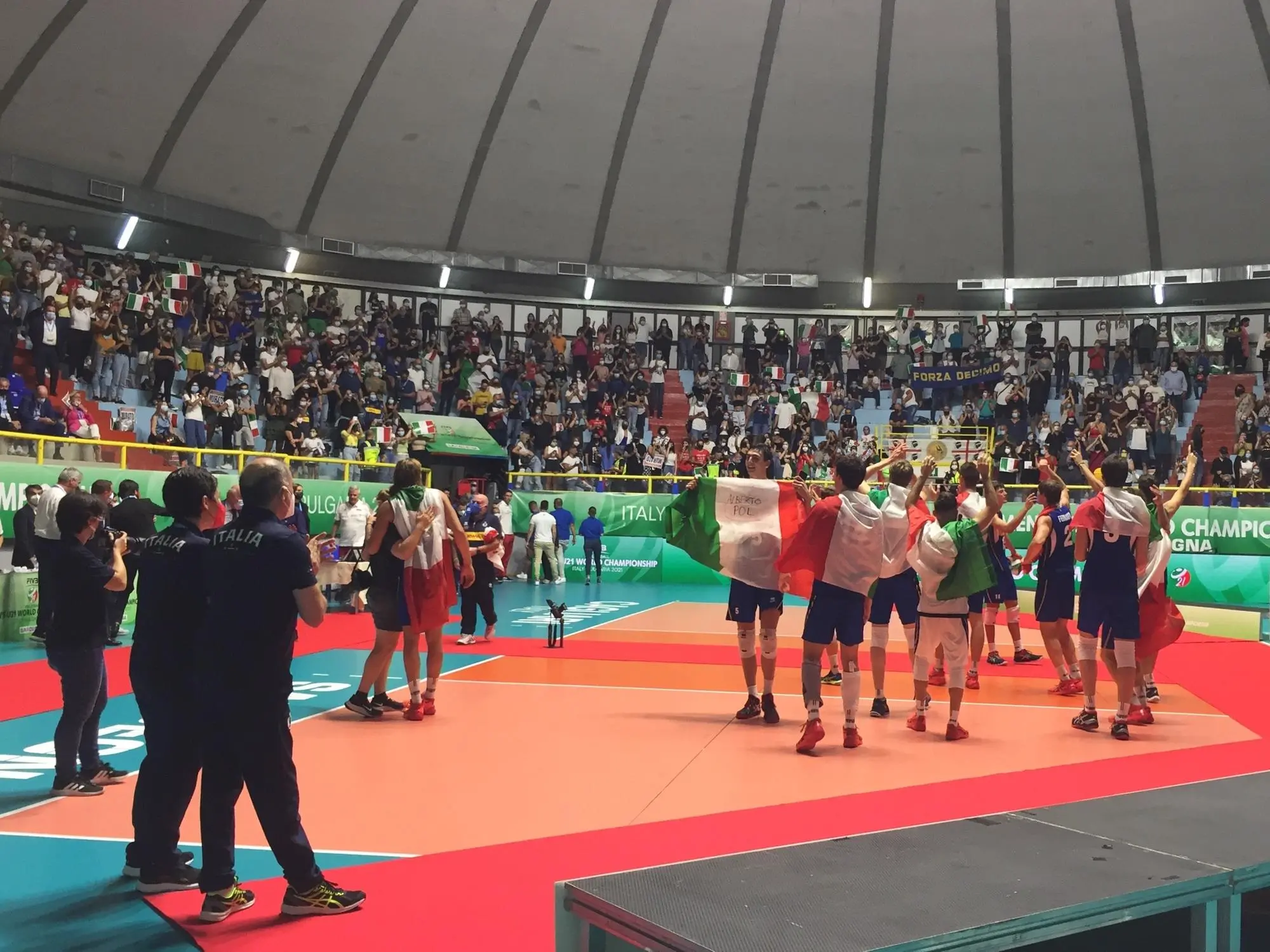Il PalaPirastu celebra con gli azzurri il trionfo nel Mondiale Under 21 del 2021 (foto c.a.m.)