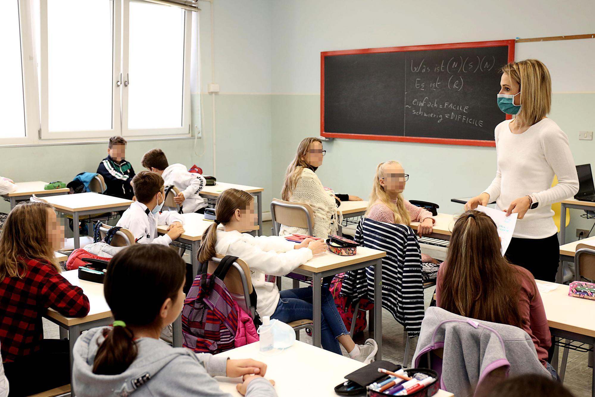 Lehrer für die sardische Schule: außerordentlicher Aufruf für 368
