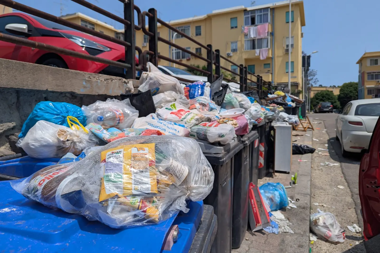 Cagliari, via Podgora: rifiuti abbandonati