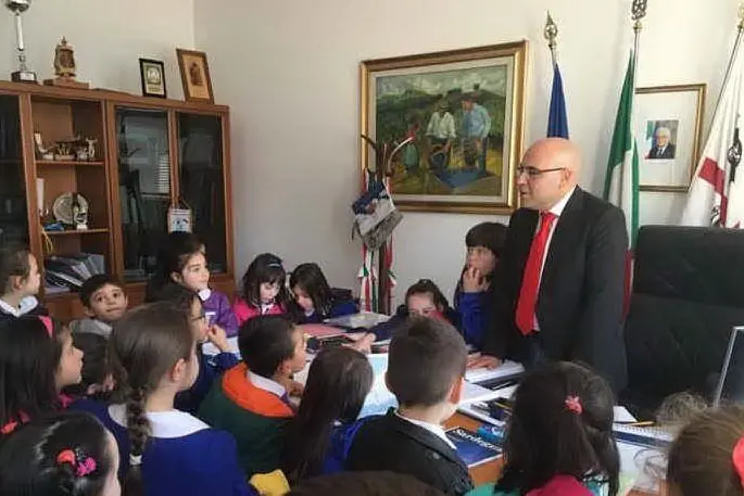 I bambini nell'ufficio del sindaco (foto Ilaria Tucconi)