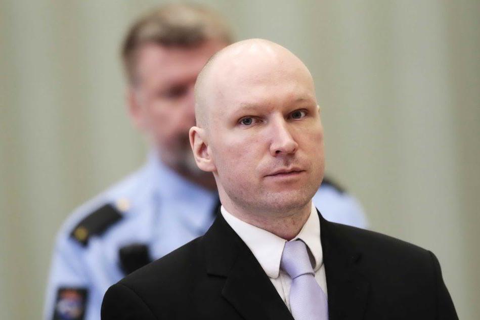 Il terrorista Breivik ci riprova: chiede di nuovo la libertà condizionata VIDEO