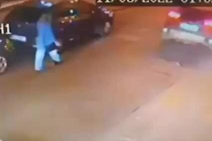 Scippo per strada: donna trascinata per dieci metri