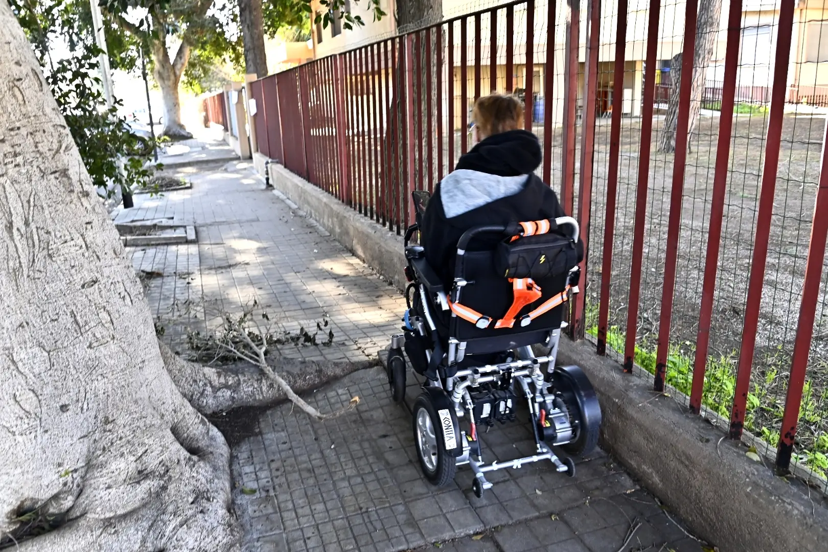 Oristano. Marciapiedi e strade trappola. Gianluca Contini, disabile. 30.12.2024 foto Alessandra Chergia