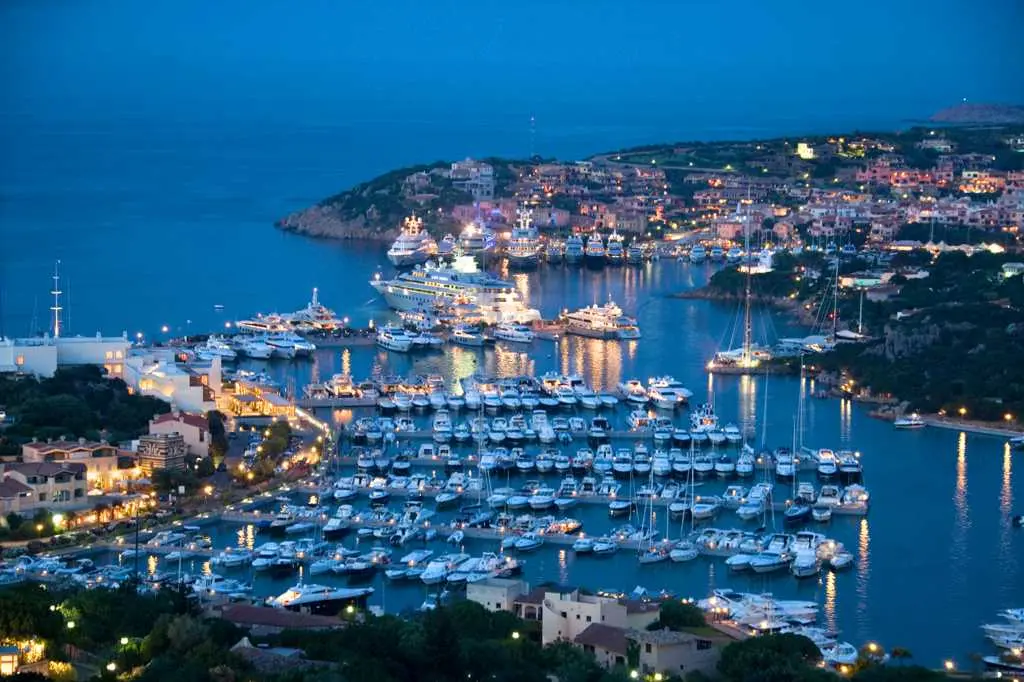 Una veduta dall'alto della Marina di Porto Cervo (foto Paolo Curto)