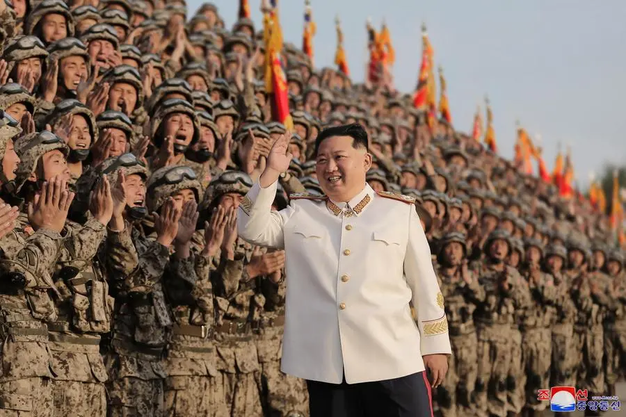 Kim Jong un bei der Militärparade (Ansa)