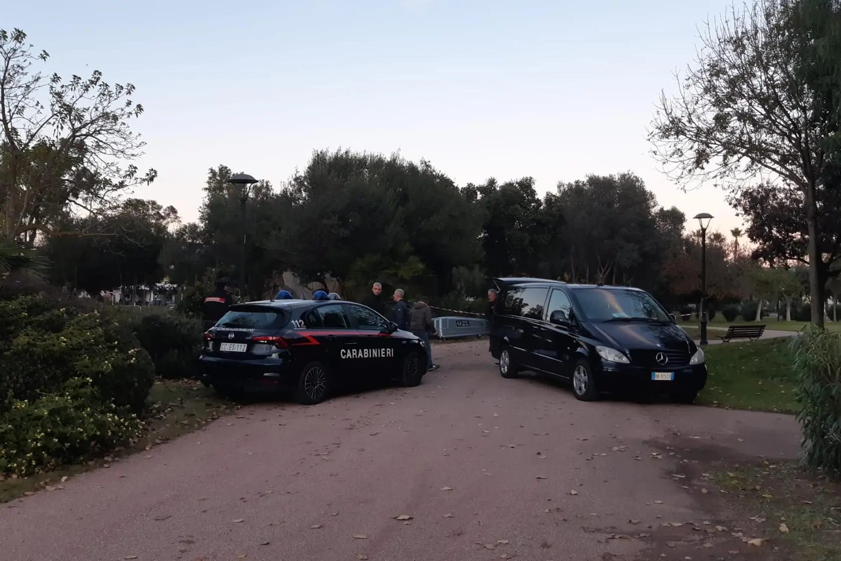 La rimozione del corpo nel parco Fausto Noce di Olbia