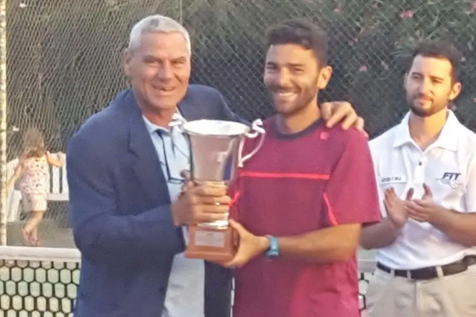 Il dirigente dello Sporting Flavio Busonera premia il figlio Andrea