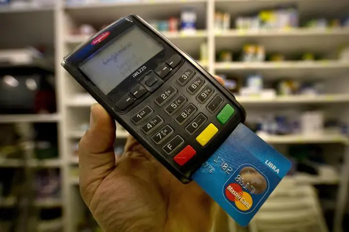 Un pagamento tramite bancomat, Roma, 30 giugno 2014. ANSA/MASSIMO PERCOSSI