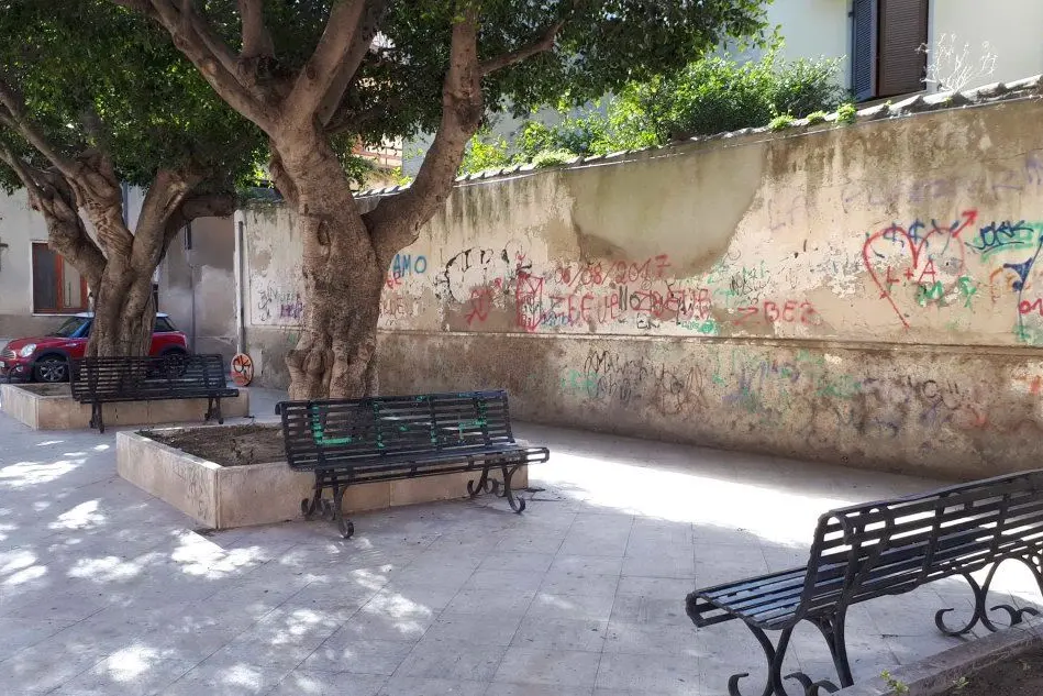 Le scritte sui muri della piazzetta (Foto G.Daga)