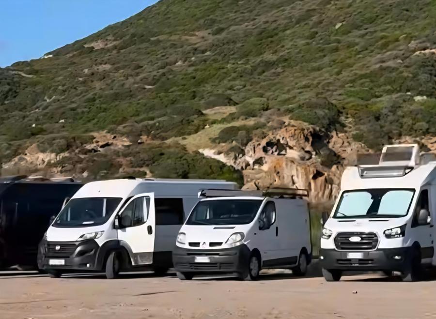 Bosa, la denuncia della minoranza: «Città in ostaggio di camper selvaggi»