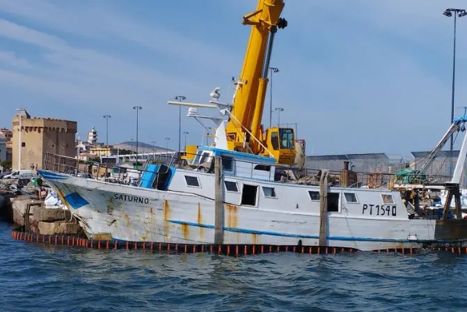Il peschereccio Saturno riportato a galla - Porto Torres (foto Pala)