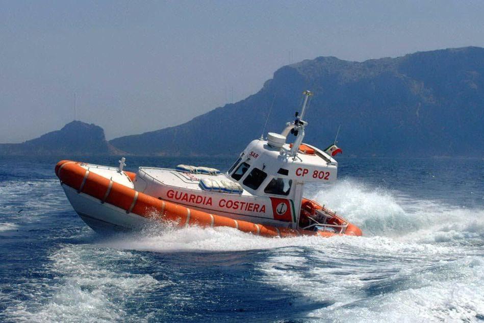 Barca affonda a Capo Coda Cavallo: le spese per la rimozione addebitate al proprietario