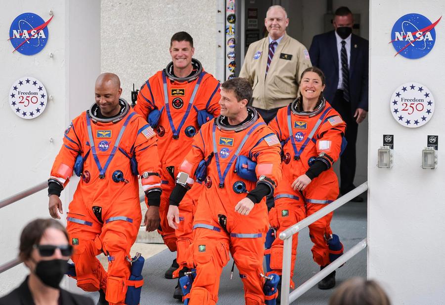 Nasa: «Artemis II è a metà strada verso la Luna»