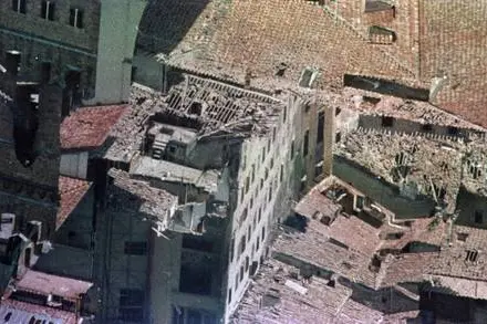 Aerial view of via dei Georgofili blast, Florence, Italy, 27 May 1993.La prima è una foto scattata poco dopo l'esplosione con gli edifici in fiamme, l'ultima l'omaggio del Presidente della Repubblica Giorgio Napolitano alle vittime della strage di via dei Georgofili del 27 maggio 1993. E' il racconto per immagini e notizie di uno degli attentati più feroci della stagione stragista della mafia, la mostra dell' Agenzia ANSA &quot;La notte dei Georgofili&quot; realizzata in occasione del ventesimo anniversario della strage e che il Comune di Firenze ha deciso di allestire in Palazzo Vecchio, nel Cortile di Michelozzo, dal 26 maggio prossimo, inserendola tra le più importanti iniziative delle celebrazioni. ANSA/OLDPIX