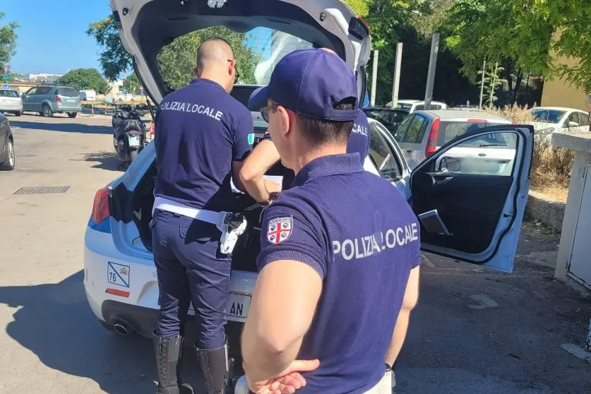 Una pattuglia della Polizia locale in via delle Conce a Sassari (L'Unione Sarda - Floris)