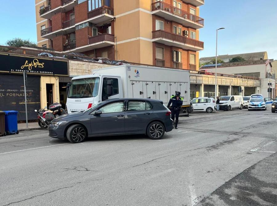 Auto contro camion, caos e traffico in tilt