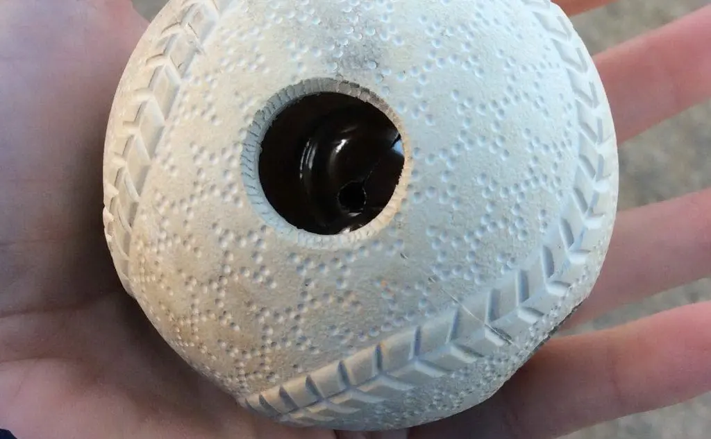 Una palla impiegata negli incontri di baseball per ciechi. Al suo interno sono presenti dei piccoli sonagli