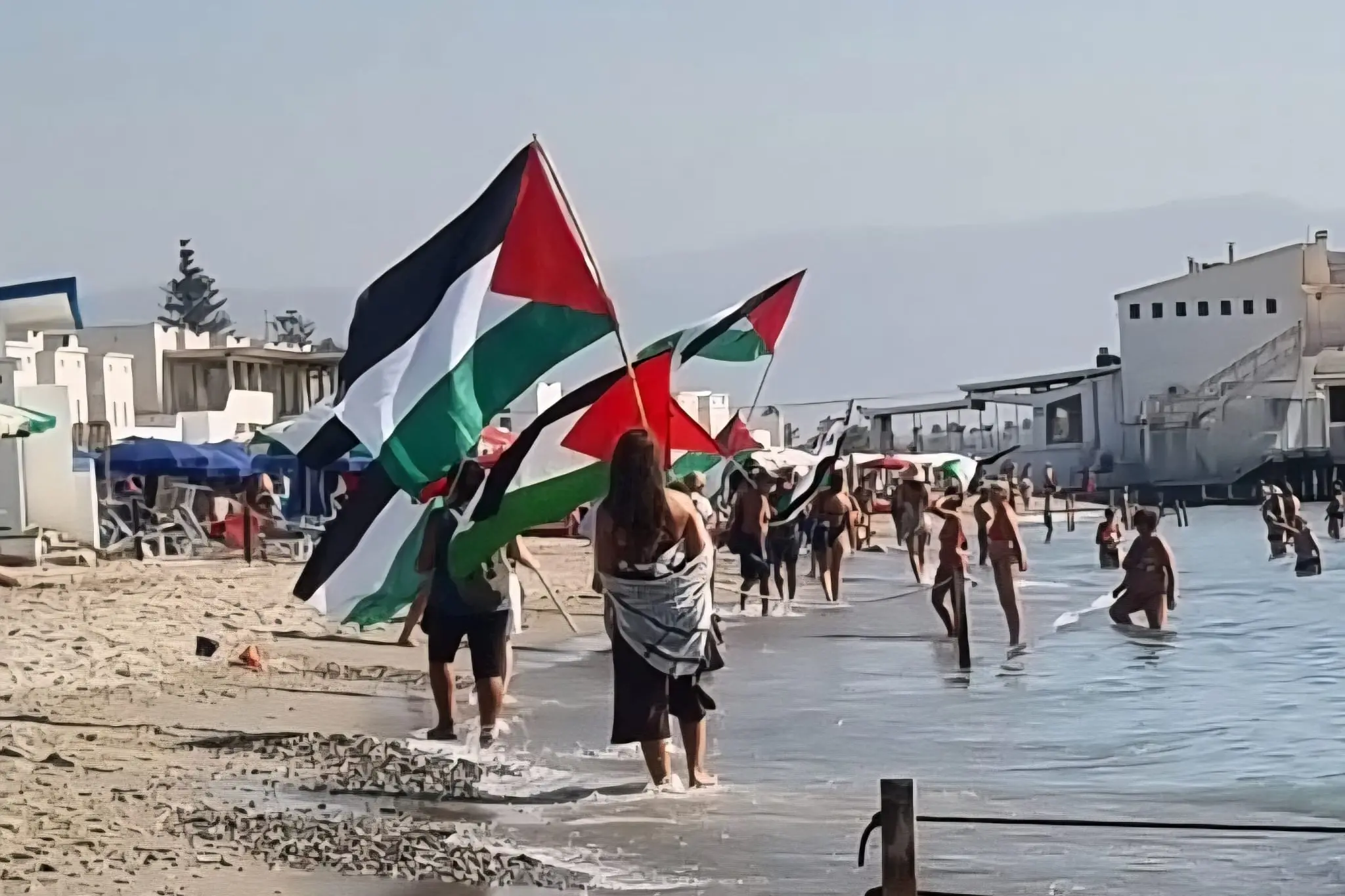 Marcia ProPal al Poetto: "Ricordiamo il genocidio a chi è in spiaggia"
