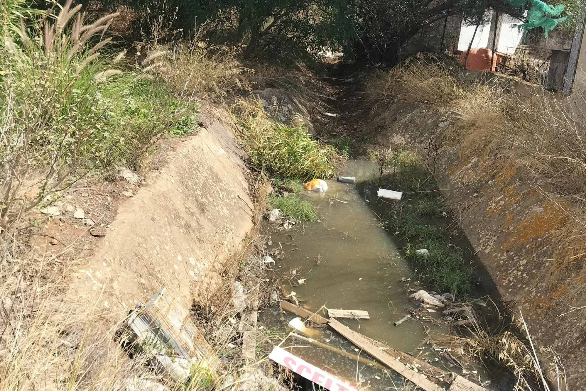 Il canale in via Liguria. (foto Scano)