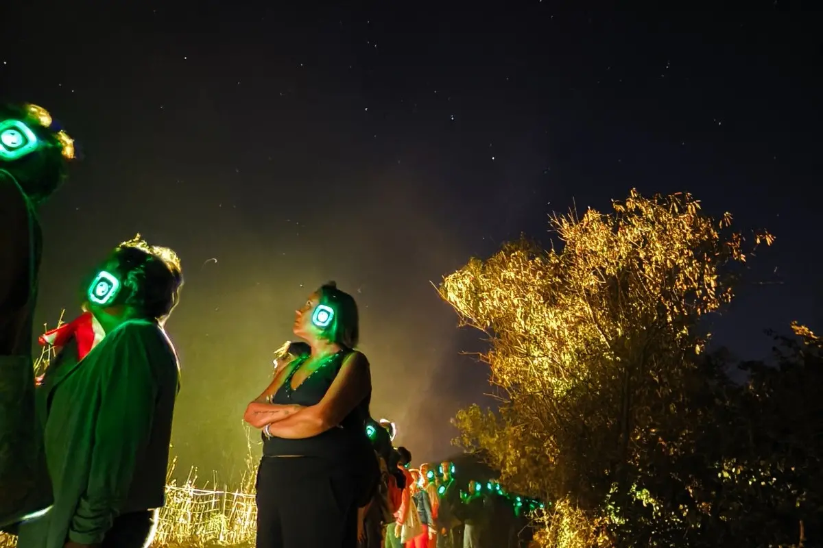 La passeggiata con le cuffie luminose